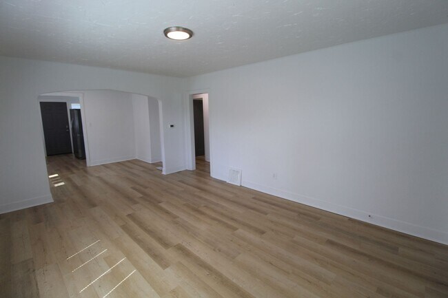 Foto del edificio - 327 E Bridgeport Ave