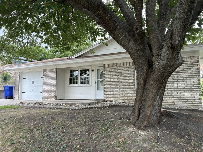 Building Photo - 919 Marilyn Drive
