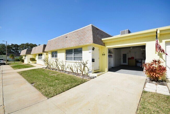 Building Photo - FULLY FURNISHED Condo For Rent in Pinellas...