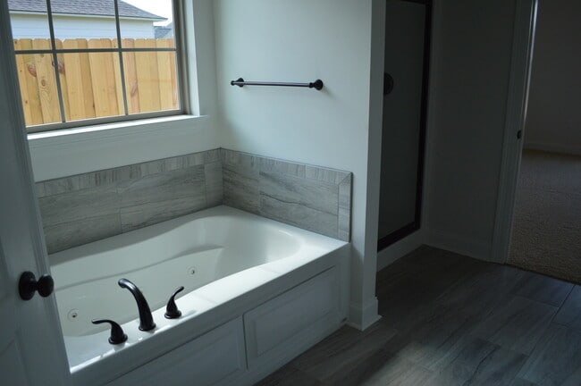 Building Photo - Spacious 3 Bedroom plus Office in Prairiev...