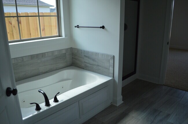Foto del edificio - Spacious 3 Bedroom plus Office in Prairiev...