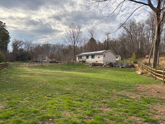 Foto del edificio - 2016 Harkins Rd