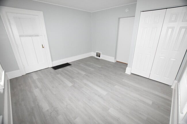 Building Photo - 426 N Lake St