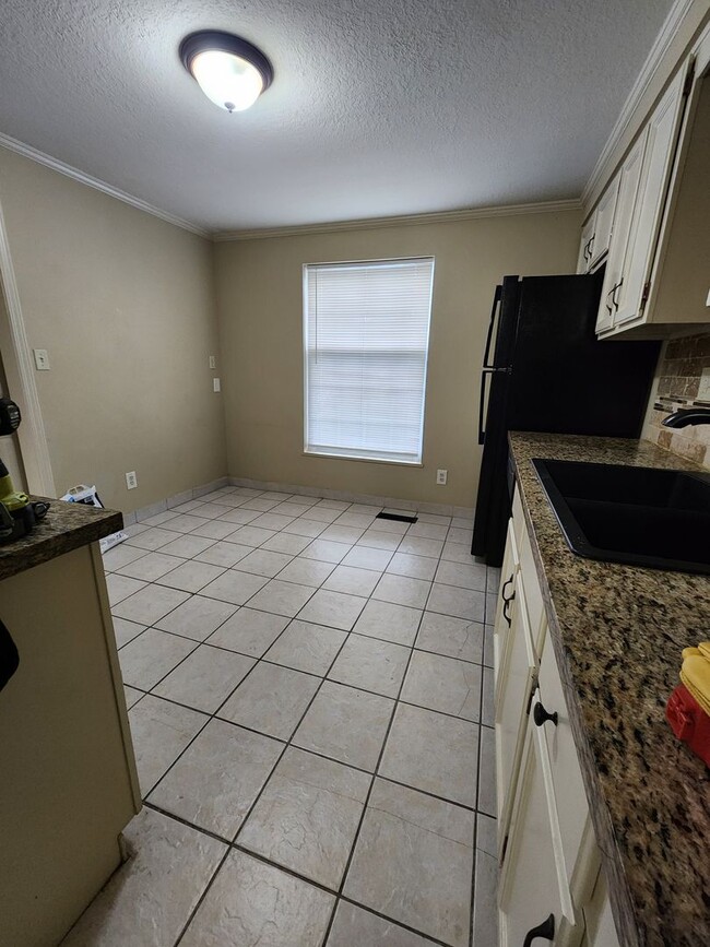 Building Photo - 3 bedroom 2 1/2 Bath Town house