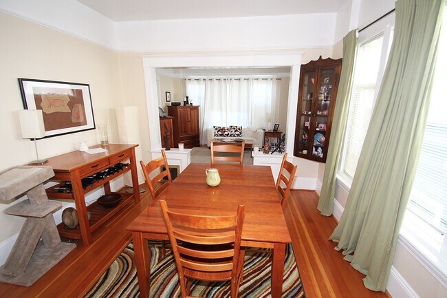 Foto del edificio - NICELY MAINTAINED 4 BED QUEENE ANNE HOME FOR RENT W GARAGE!