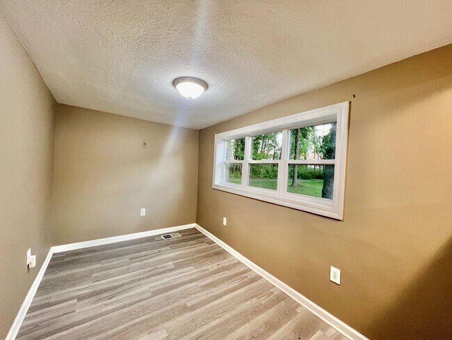 Building Photo - Move in ready!