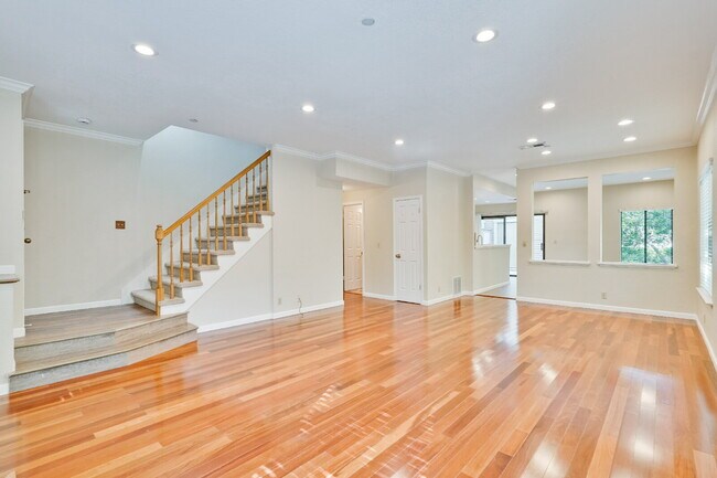 Foto del edificio - Large, Bright Sunnyvale Townhome near Border of Mountain View