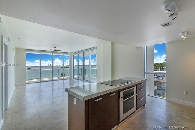 Foto del edificio - 720 NE 62nd St
