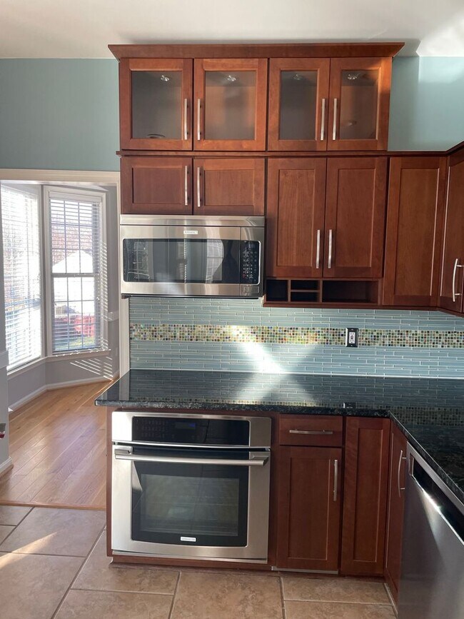 Building Photo - LARGE UPDATED 5 BEDROOM HOME - STAFFORD -A...
