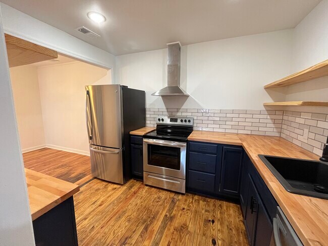 Kitchen - 18 Palm Ave