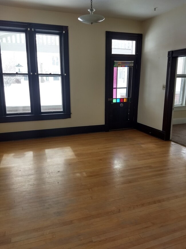 Building Photo - Two Bedroom Home! Fenced in yard! Pet Nego...