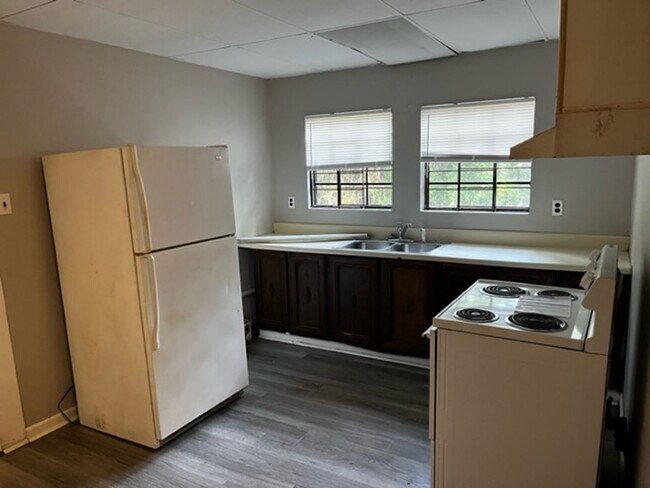 Foto del edificio - 3 BED 1 BATH TOWNHOME CLOSE TO CAMPUS