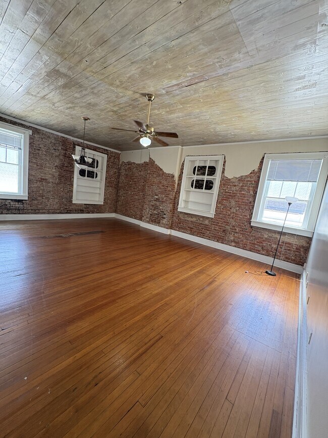 Building Photo - 131 Gallatin St