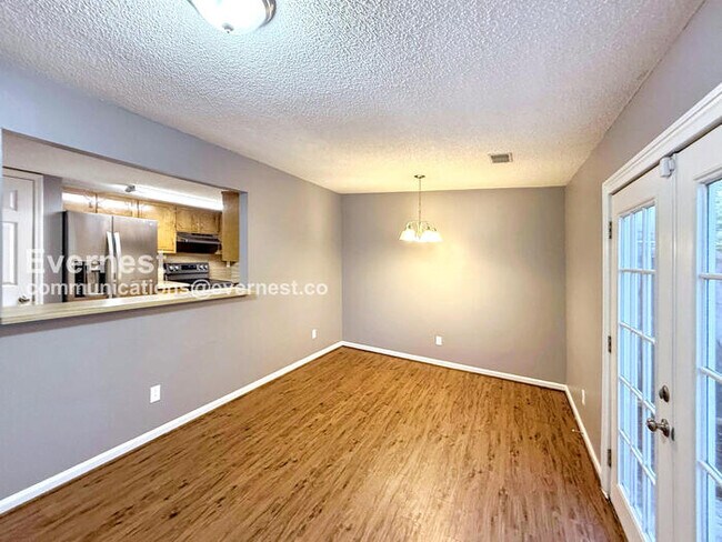 Foto del edificio - 3 Bed, 1.5 Bath Townhome with Fenced Yard / Available Now!