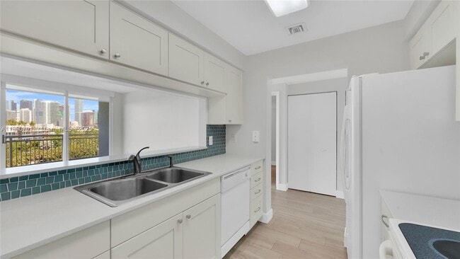 Building Photo - 2475 Brickell Ave