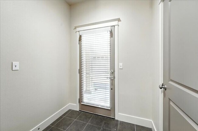 Foto del edificio - Versatile Townhome: Perfect for Live/Work ...