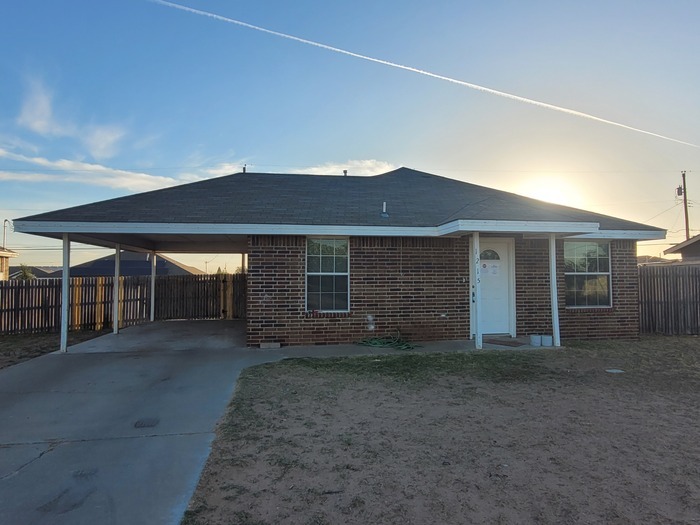 Primary Photo - 3 bed 2 bath home with carport, move in re...