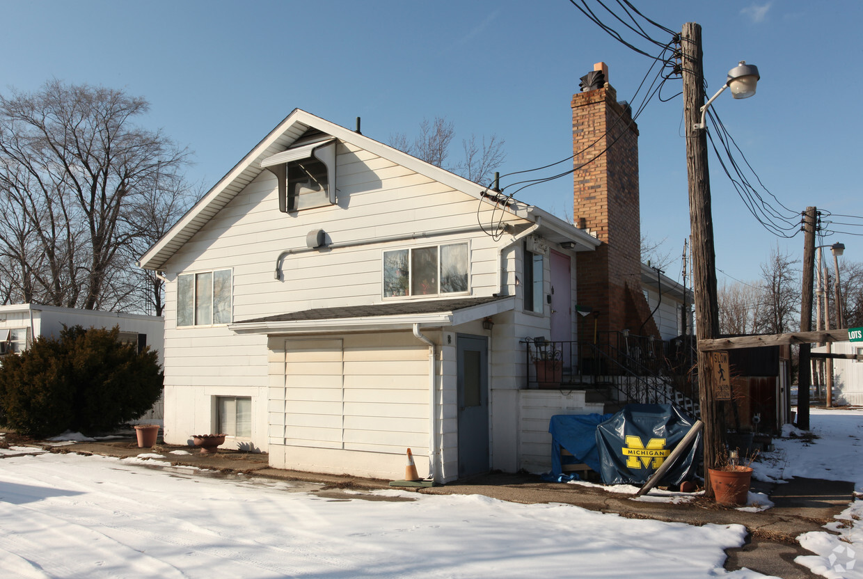 Building Photo - Holt's Mobile Home Court