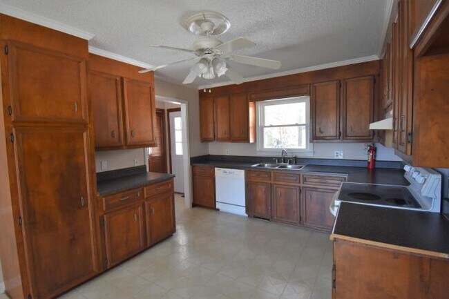Building Photo - 3 bedroom in Kinston NC 28504