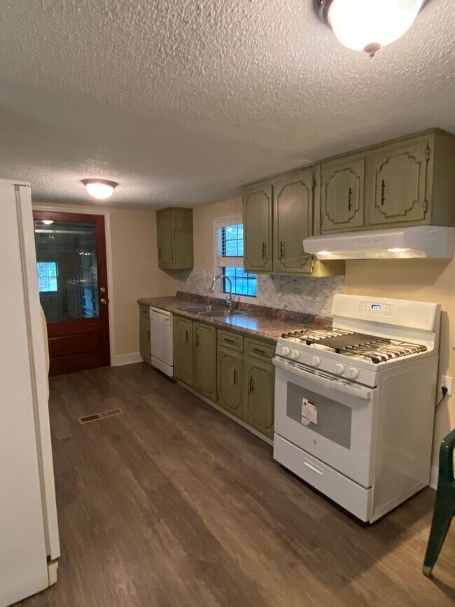 Building Photo - Total remodel in East Jackson