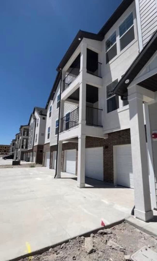 Building Photo - 881 N Coulsen Dr