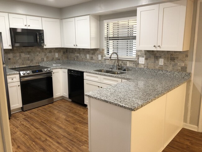 Kitchen - 515 Rama Rd