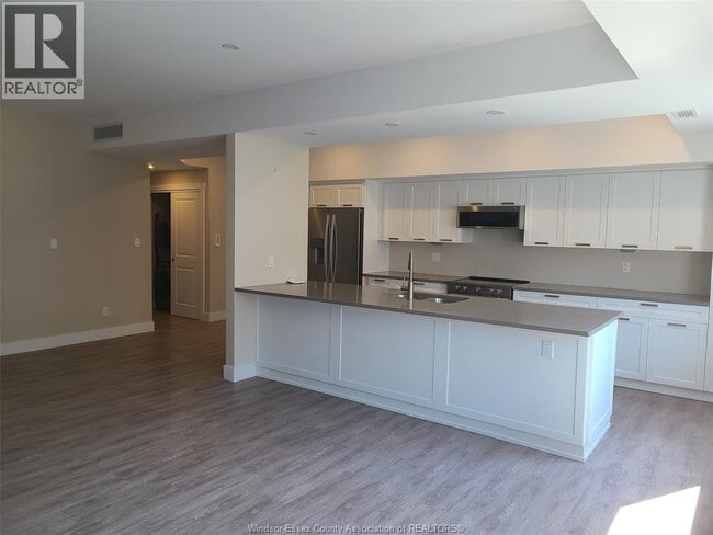Building Photo - 550 Sandison St
