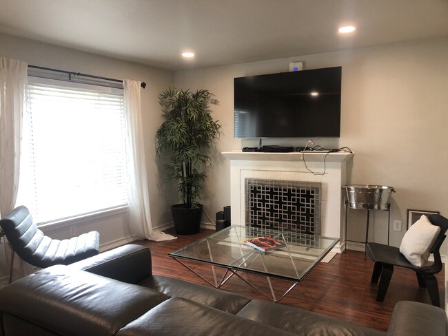Spacious living room - 1016 Hemlock St