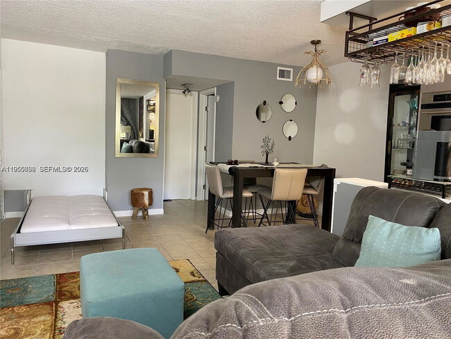 Building Photo - 1425 Arthur St