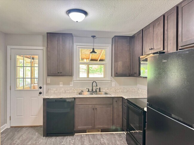 Building Photo - Beautiful Country Setting! Brick 3 Bed/2 B...