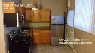 Foto del edificio - 228 W 3rd St