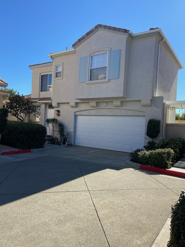 FRONT HOUSE & GARAGE - 27815 Crown Court Cir