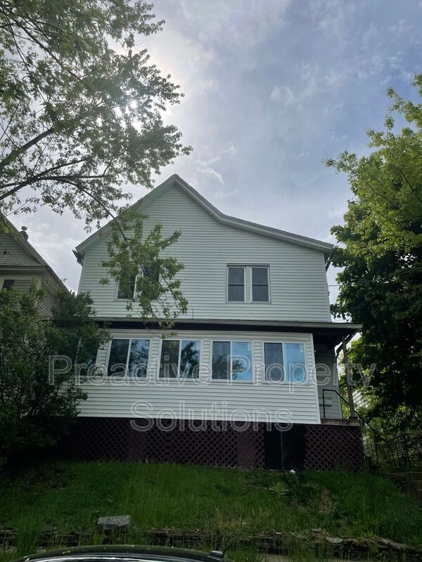 Building Photo - 1028 N Webster Ave