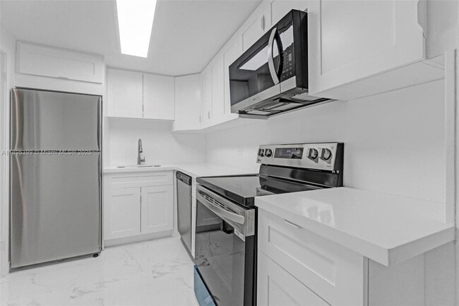 Building Photo - 905 Brickell Bay Dr