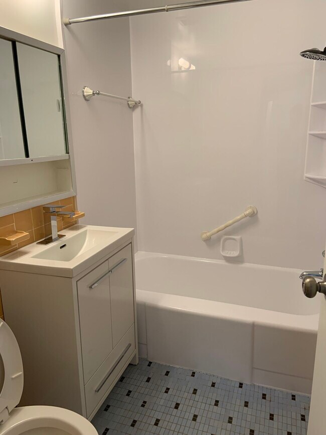 Building Photo - 3495 Rue de la Montagne