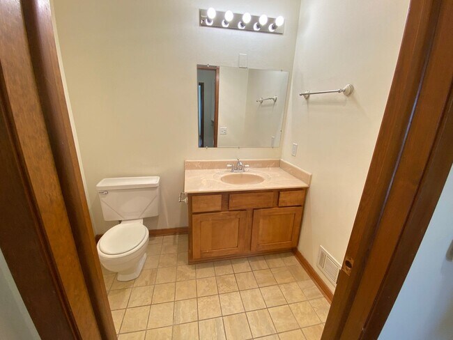 Building Photo - 2 Bedroom Condo