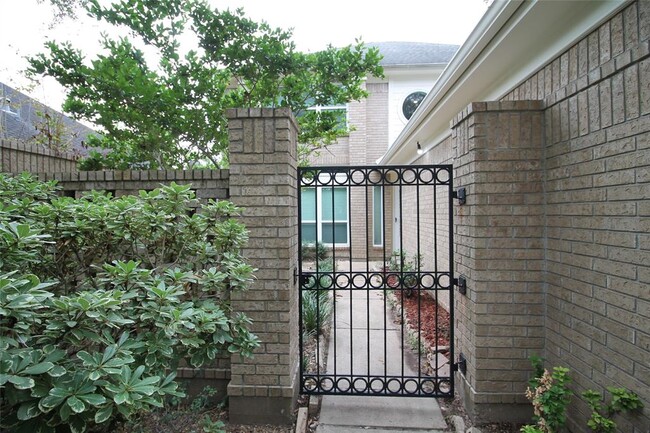 Foto del edificio - 1454 Forest Home Dr