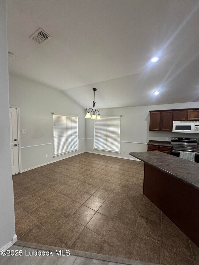 Foto del edificio - 9304 Primrose Avenue