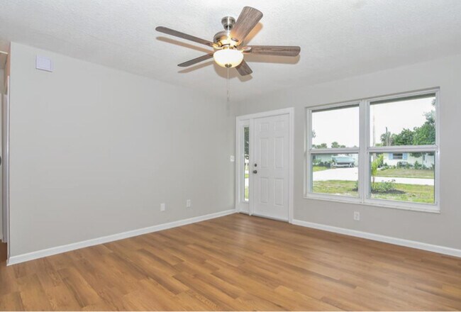 Foto del edificio - 423 SE Parkway Dr