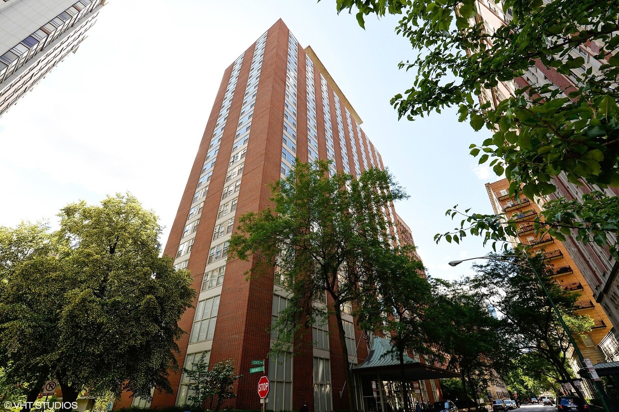 Foto principal - 1325 N State Pkwy