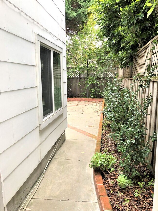 Building Photo - Jr. 1 BR/1BA in Great Marina Location with...