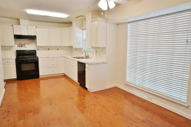Building Photo - Cute 3 bed, 2 bath home near campus