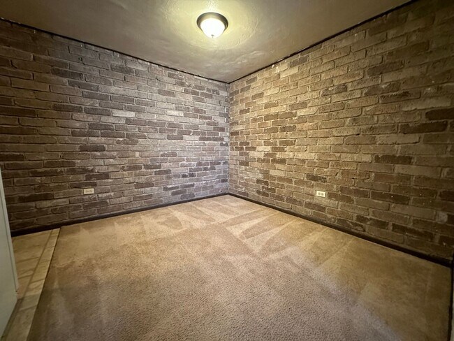 Foto del edificio - Cozy One Bedroom in Plum! Exposed Brick, On-Site Laundry & More! Call Today!