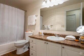 2BD, 1BA - 915SF - Breckenridge Apartments