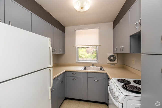1BR, Den - 710SF - Kitchen - Kenwood Manor Apartments