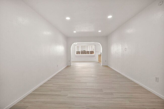Foto del edificio - Beautiful Remodeled 3 Bedroom Duplex
