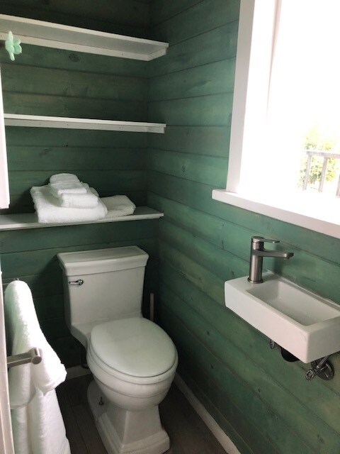 The Loo - 802 Mercer Ave
