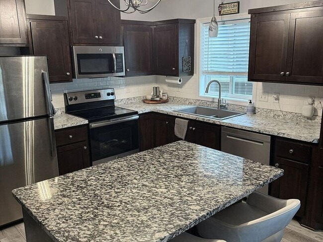 Foto del edificio - 9165 Golden Pond Ln N