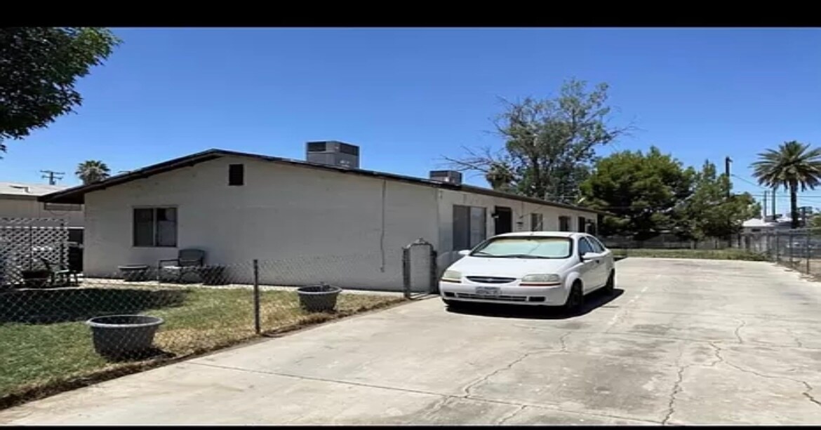 Foto principal - 325 S Spring St