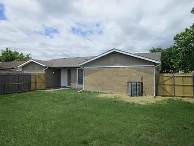 Foto del edificio - 1366 Oakbluff Dr